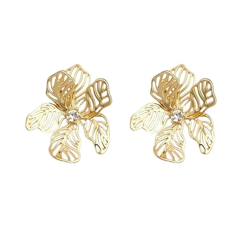 French Vintage Copper Hollow 3D Flower Stud Earrings For Women Elegant Light Luxury Jewelry