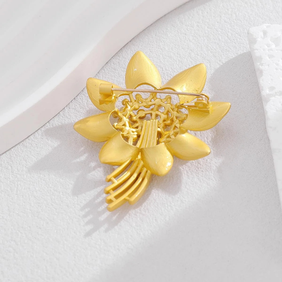 Luxury Gold Tone Alloy Sunflower Pearl Brooch, Elegant Floral Lapel Pin Corsage Suit Accessory Gift