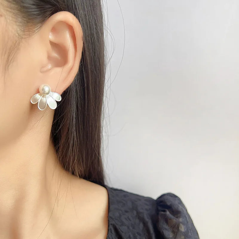 Elegant Pearl Brushed Alloy Petal Flower Stud & Clip On No Piercing Women's Fashion Earrings