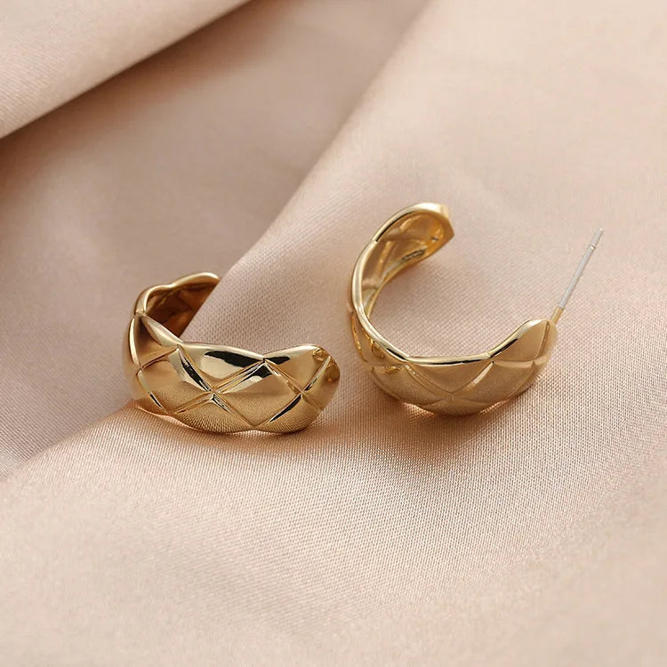 Elegant Gold Alloy Lattice C-Hoop Stud & Clip On No Piercing French Minimalist Checkered Earrings