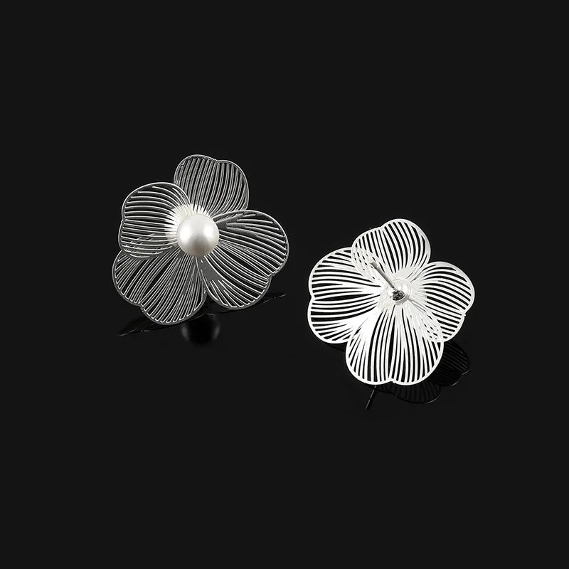 Elegant Hollow Wire Flower Pearl Alloy Stud & Clip On No Piercing Vacation Statement Earrings
