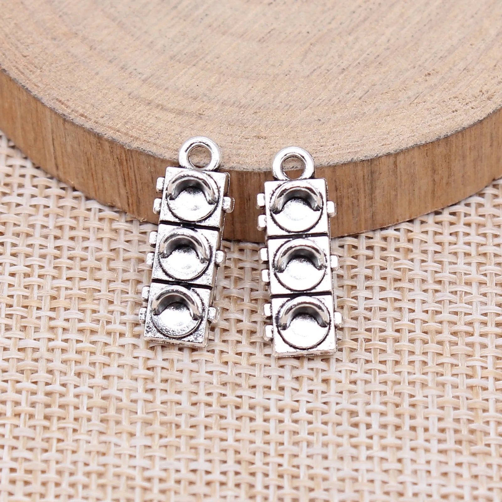 20x7mm 1.4g Antique Silver Zinc Alloy Traffic Light Charm Pendant for Urban Theme Jewelry Making