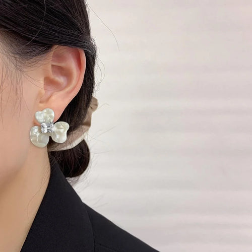 Hepburn Style Acrylic White Iris Freesia Flower Zircon Micro Pave French Luxury Drop Earrings
