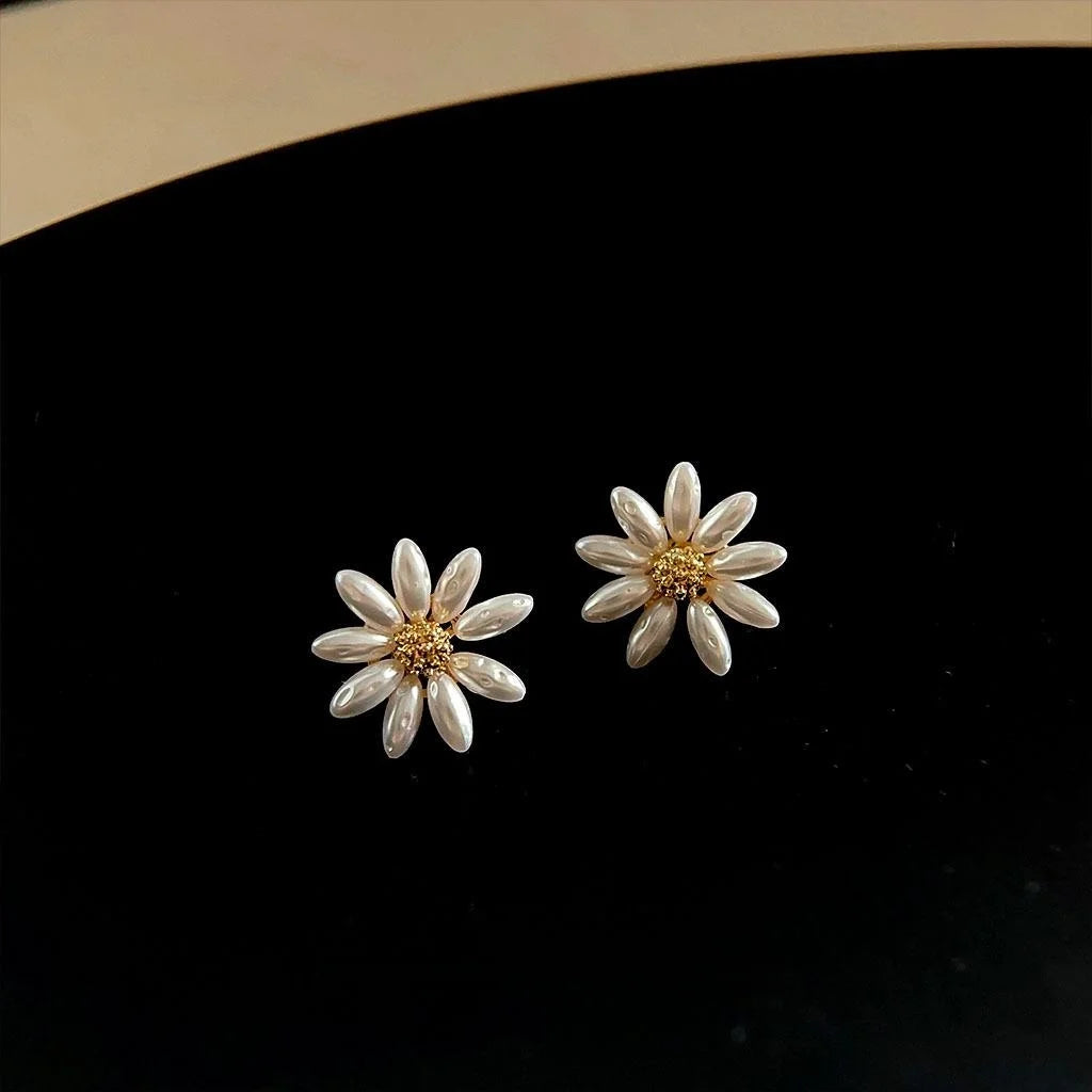 Sweet Daisy Faux Pearl Stud Earrings For Women, Elegant Floral Summer Commuter Jewelry