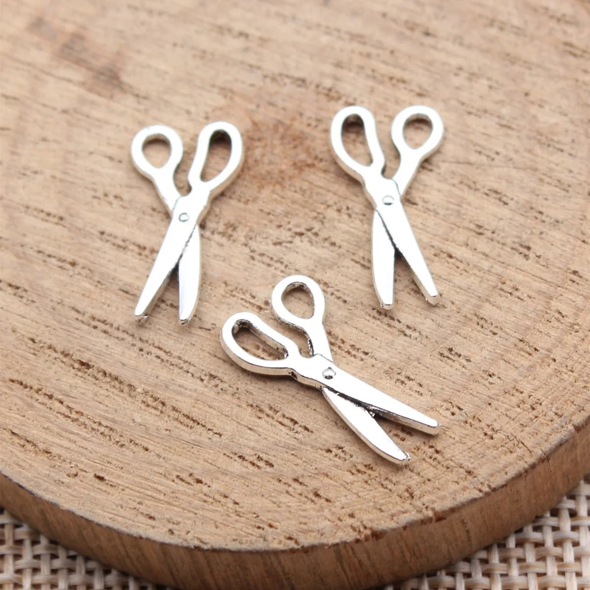 18x9mm 0.43g Antique Silver Finish Zinc Alloy Scissors Charm Pendant for Bracelet Necklace DIY
