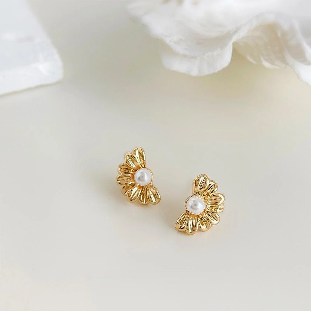14K Gold Plated Copper Mini Daisy High Luster Pearl Stud Earrings For Women Light Luxury Style