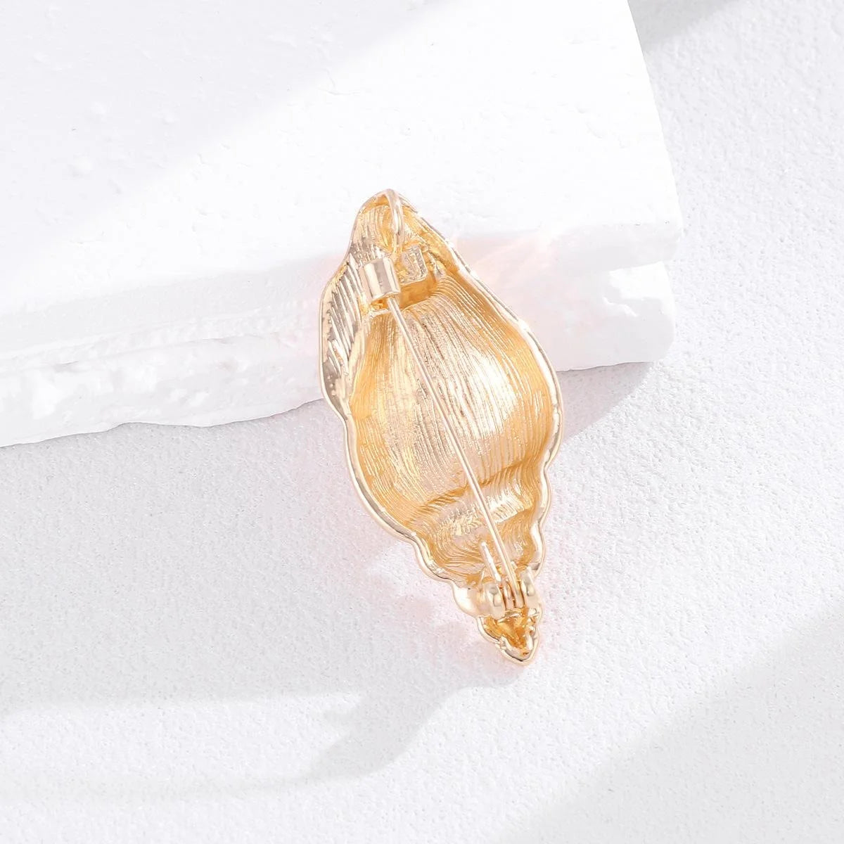 Elegant Gold Alloy Conch Shell Brooch, Minimalist Ocean Lapel Pin Corsage For Suits And Gifts