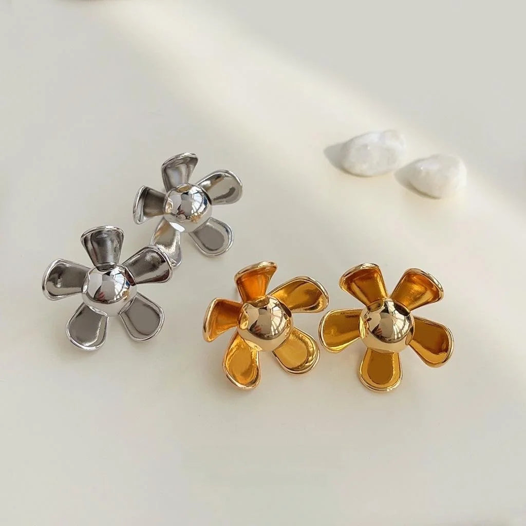 Light Luxury 18K Gold Plated Copper 3D Daisy Flower Vintage Stud Earrings For Women