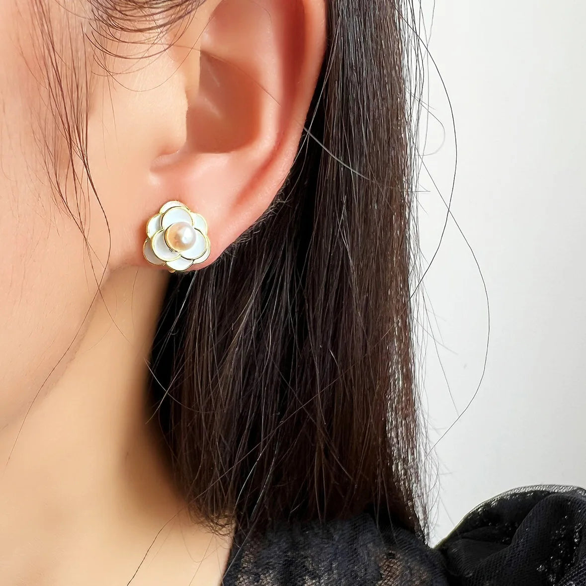 Elegant White Enamel Flower Freshwater Pearl Alloy Stud & Clip On No Piercing Women's Fashion Earrings
