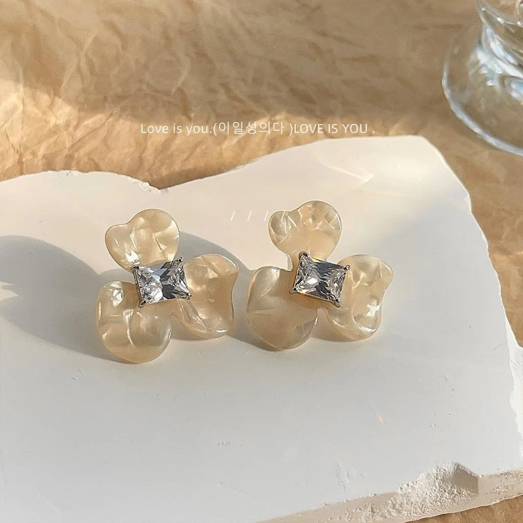Hepburn Style Acrylic White Iris Freesia Flower Zircon Micro Pave French Luxury Drop Earrings