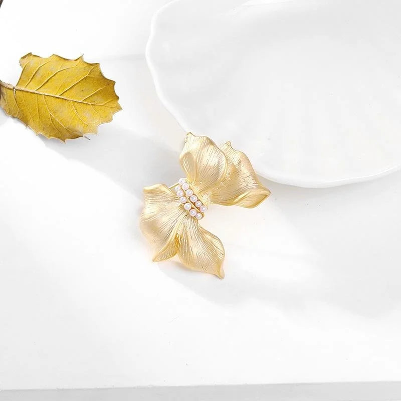 Elegant Gold Alloy Bow Brooch With Faux Pearl Center, Women's Lapel Pin Corsage Suit Accessory Gift