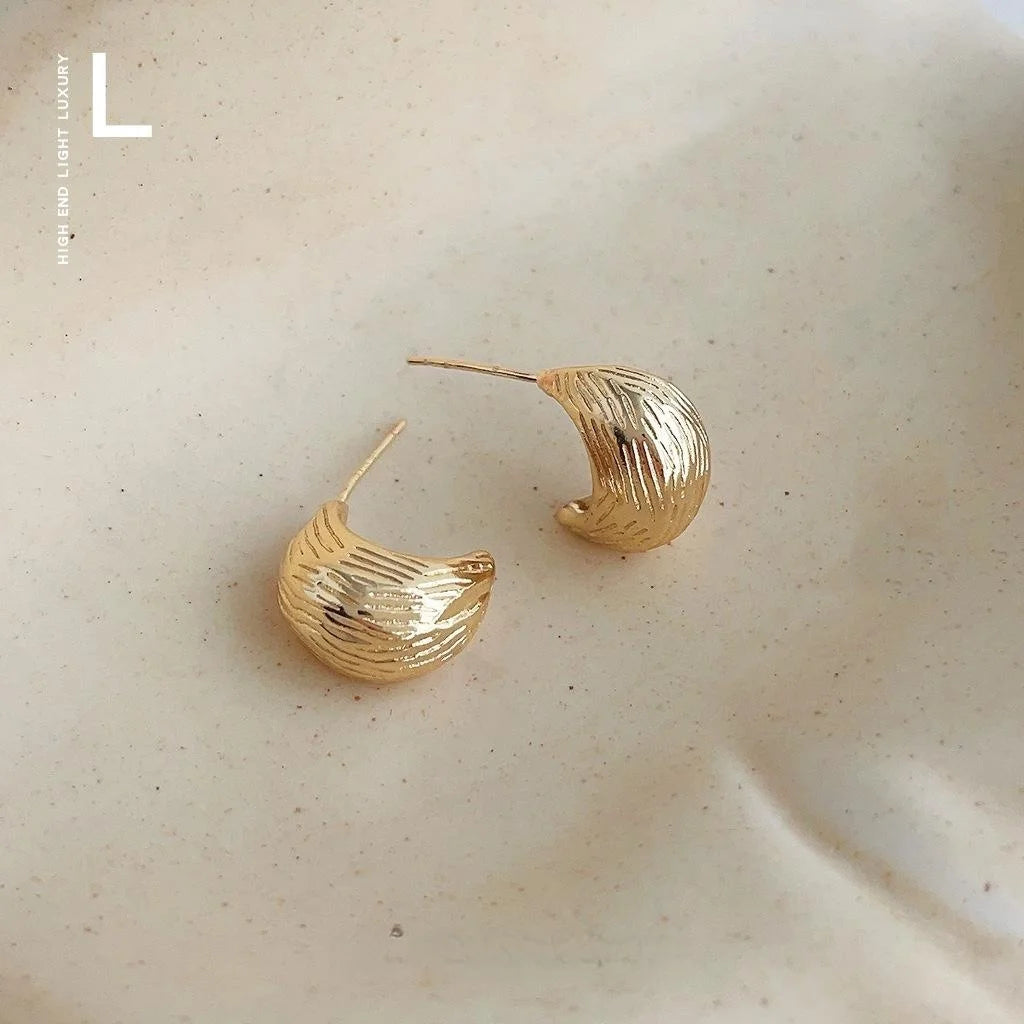French Vintage Copper Waterdrop Stud Earrings Textured Gold Bean Design Chic Commuter Jewelry