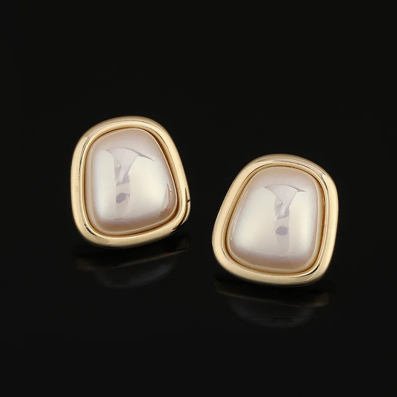 Elegant Rounded Geometric Mabe Pearl Alloy Stud & Clip On No Piercing Luxury Minimalist Earrings