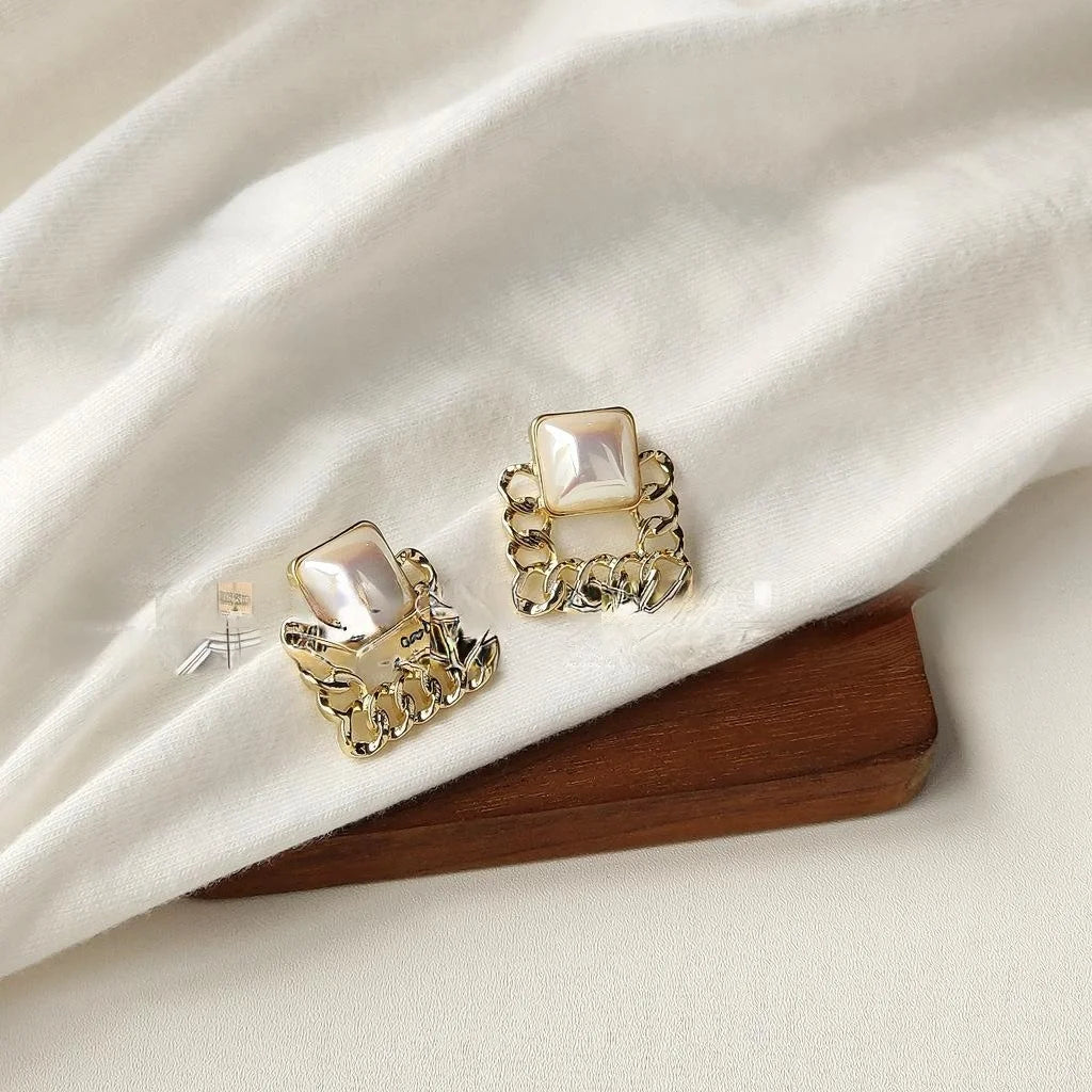 Light Luxury Vintage French Court Shell Pearl Geometric Hollow Square Stud Earrings