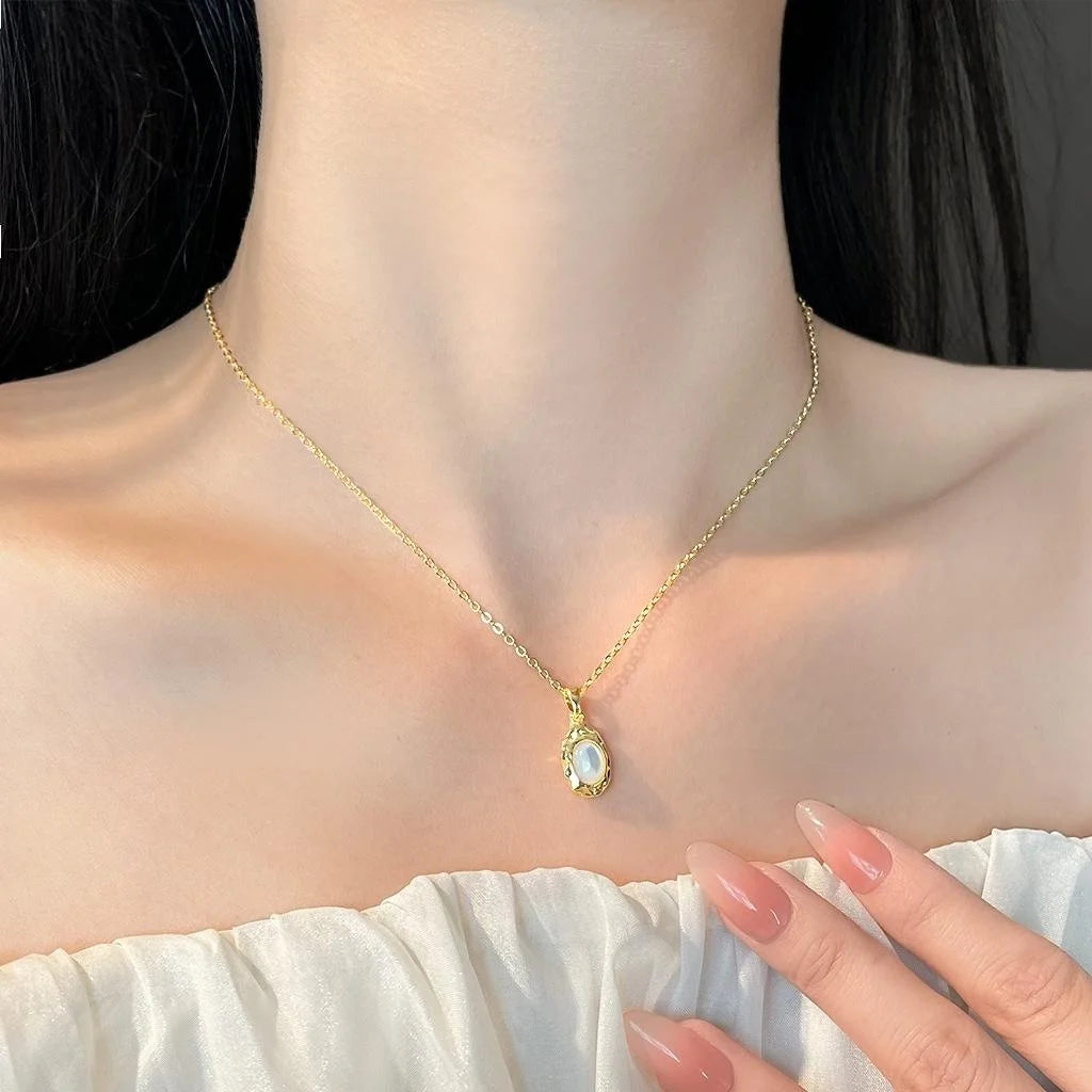 18K Gold Plated Copper Mother Of Pearl Oval Geometric Pendant Clavicle Necklace