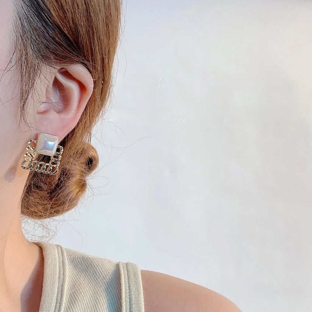 Light Luxury Vintage French Court Shell Pearl Geometric Hollow Square Stud Earrings