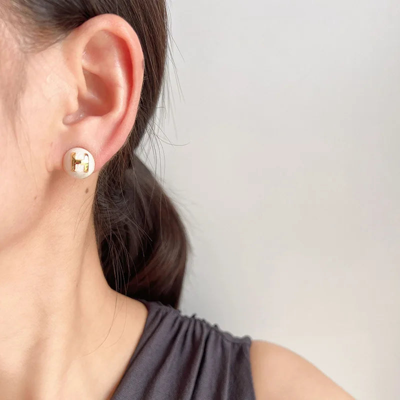 Elegant White Enamel Round Letter H Alloy Stud & Clip On No Piercing Women's Fashion Earrings