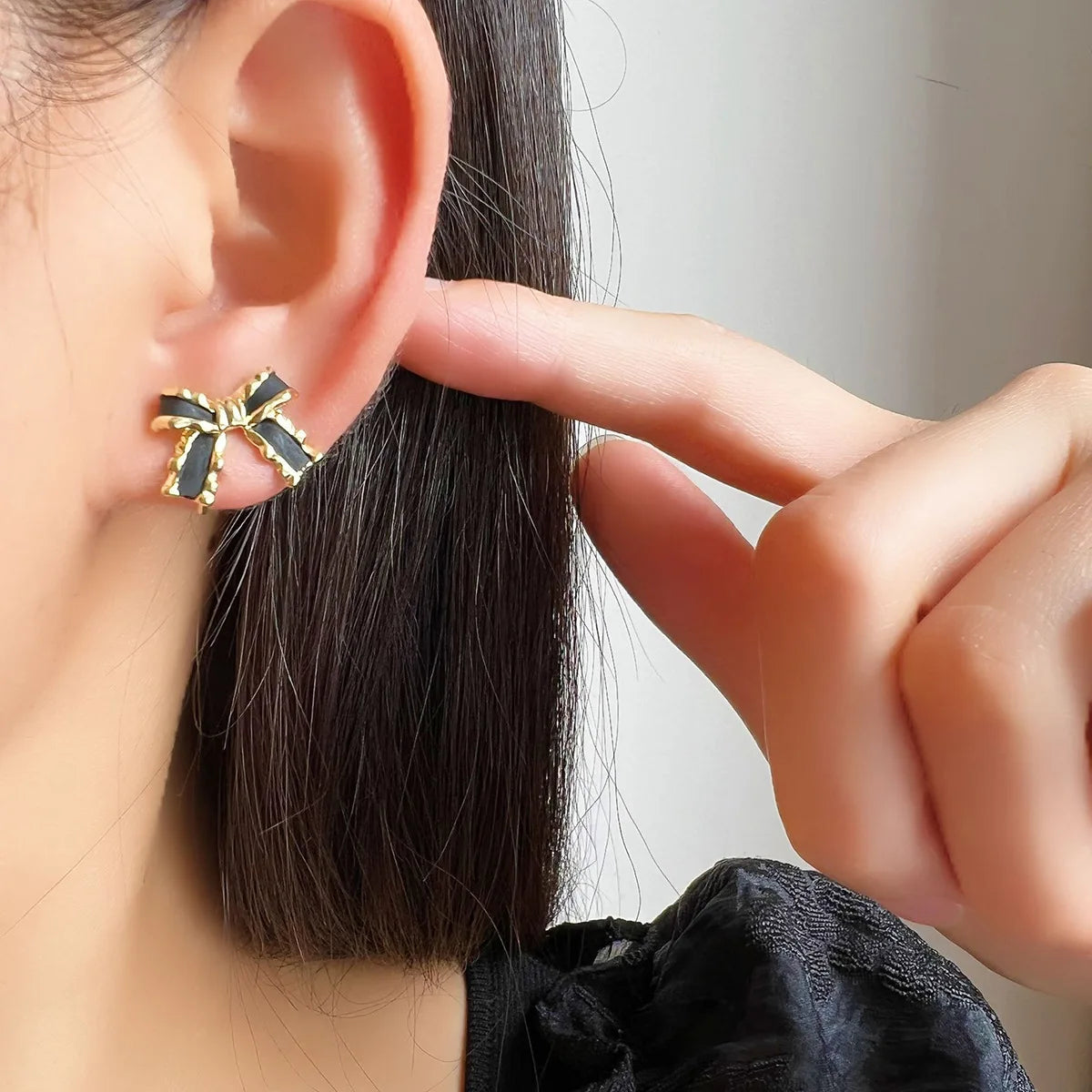 Elegant French Bowknot Black Enamel Alloy Spiral Stud & Clip On No Piercing Women's Fashion Earrings