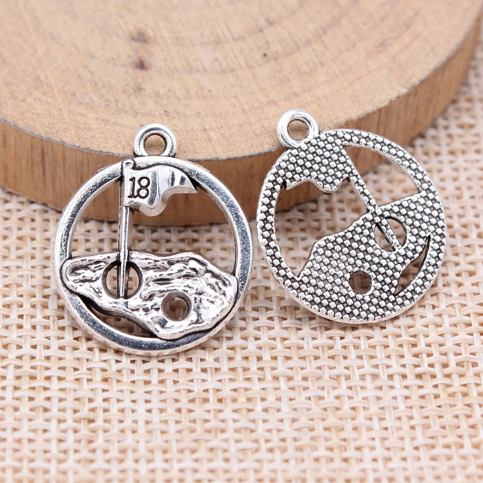 22x19mm 2.4g Antique Silver Zinc Alloy Golf 18 Hole Flag Charm Pendant for Sports Jewelry Making