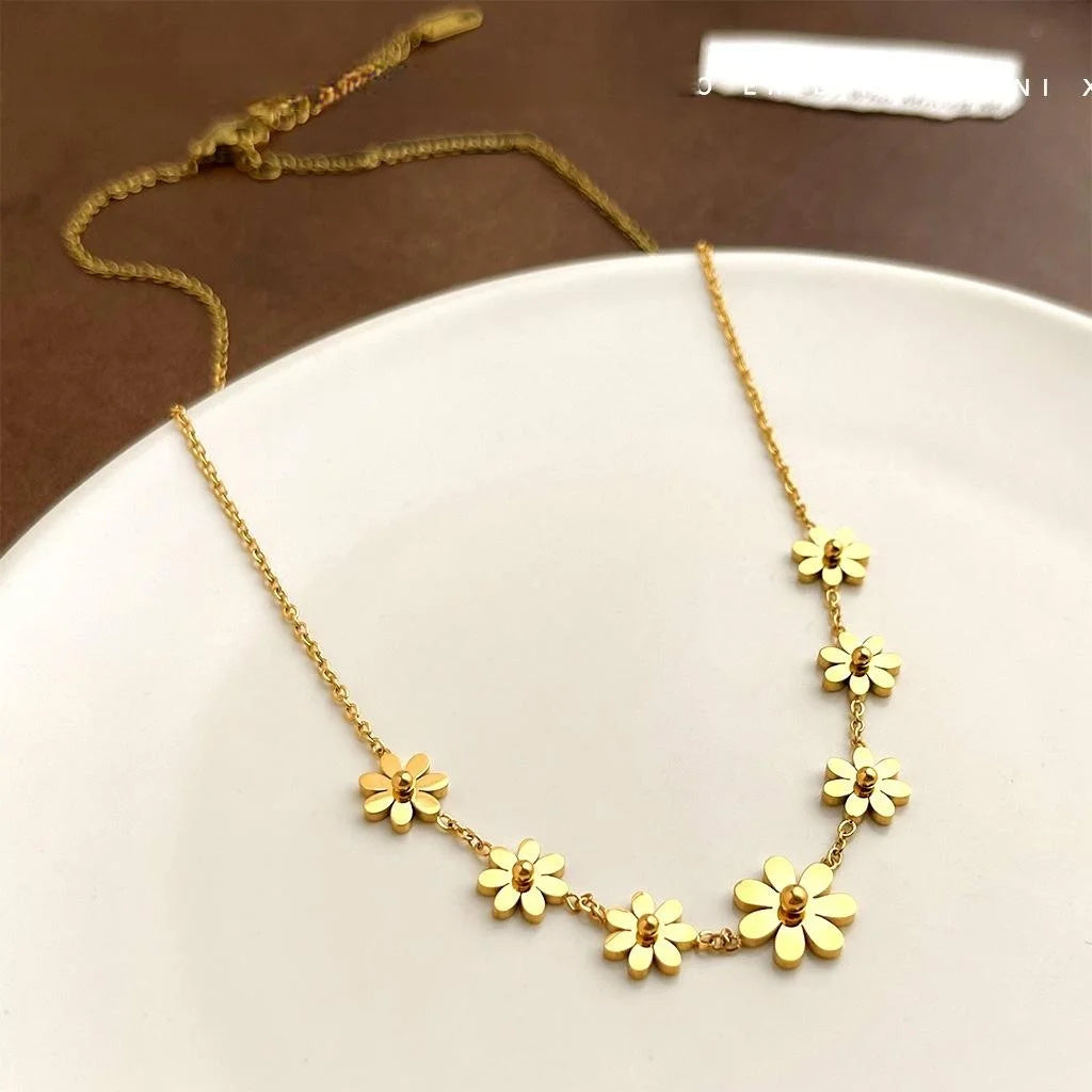Waterproof 18K Gold Plated Stainless Steel Daisy Flower Necklace For Women Light Luxury Choker