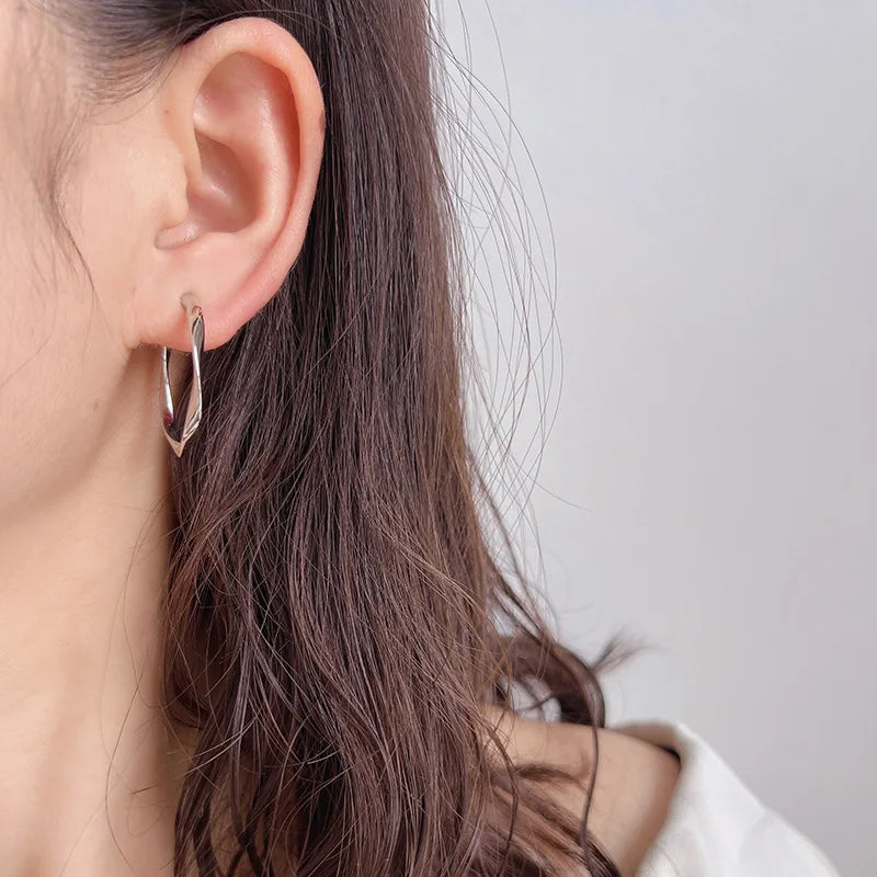 Elegant Twisted Wave Round Alloy Hoop Stud & Clip On No Piercing Commuter Statement Earrings