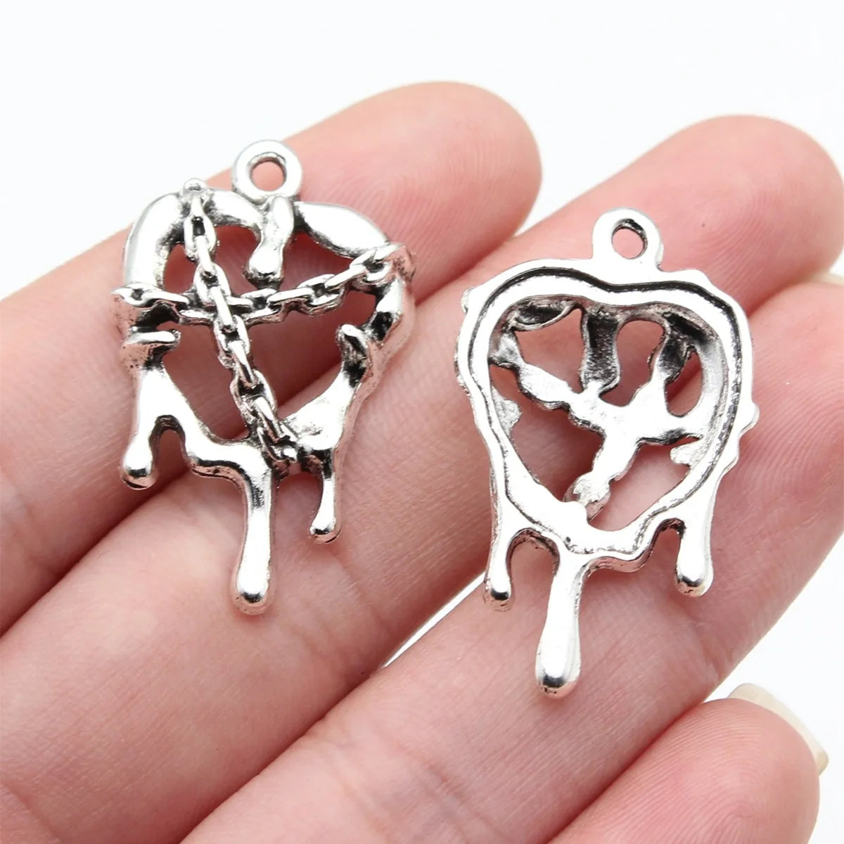 32x20mm 3.3g Antique Silver Zinc Alloy Gothic Bleeding Chain Heart Charm Pendant for Necklace Bracelet Jewelry Making