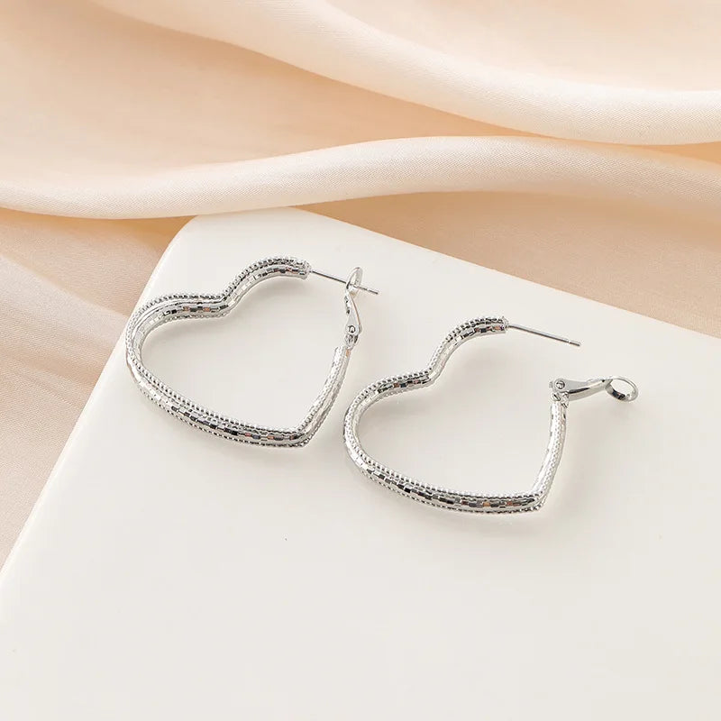 Elegant Silver Alloy Heart Hoop Textured Metal Stud & Clip On No Piercing Women's Fashion Earrings
