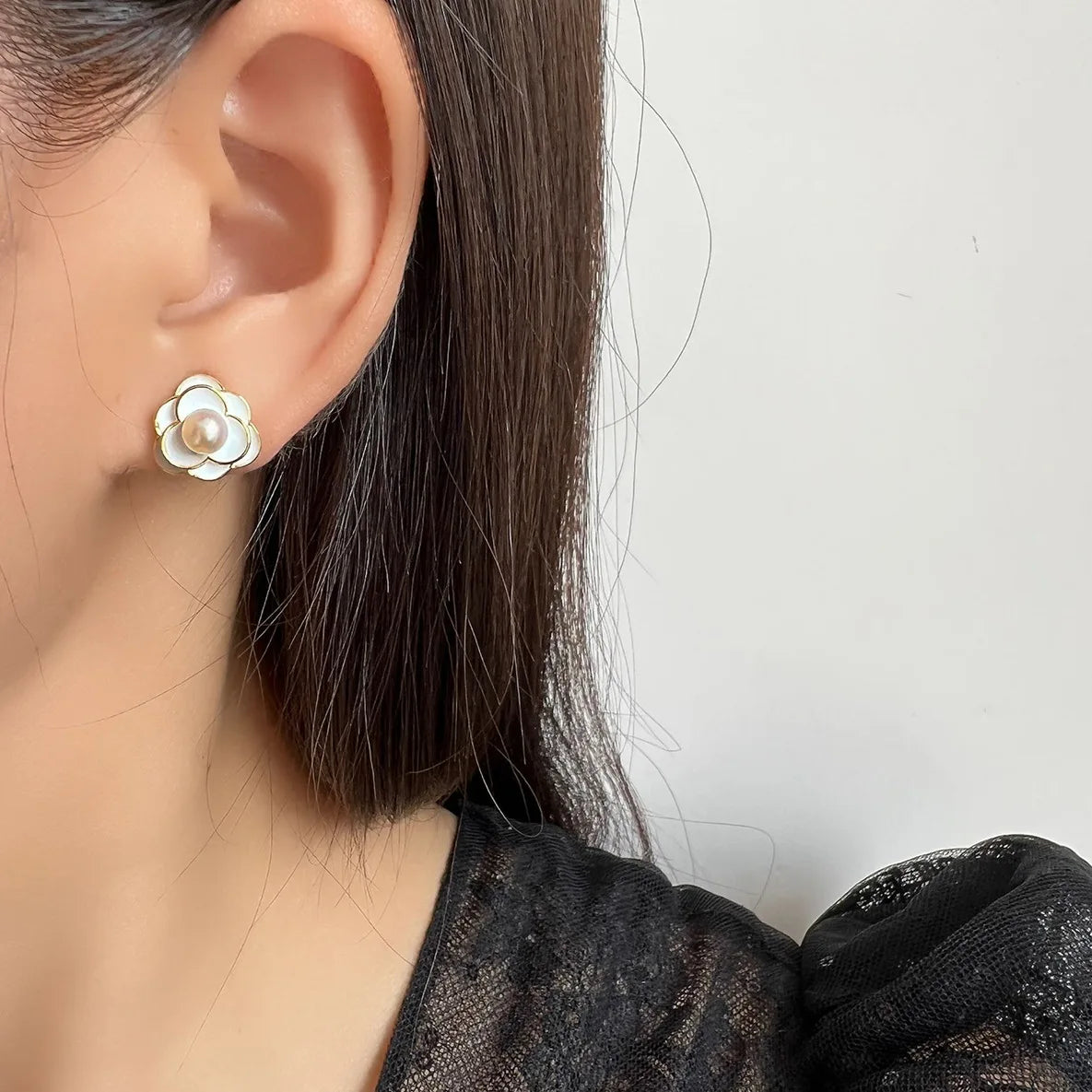 Elegant White Enamel Flower Freshwater Pearl Alloy Stud & Clip On No Piercing Women's Fashion Earrings