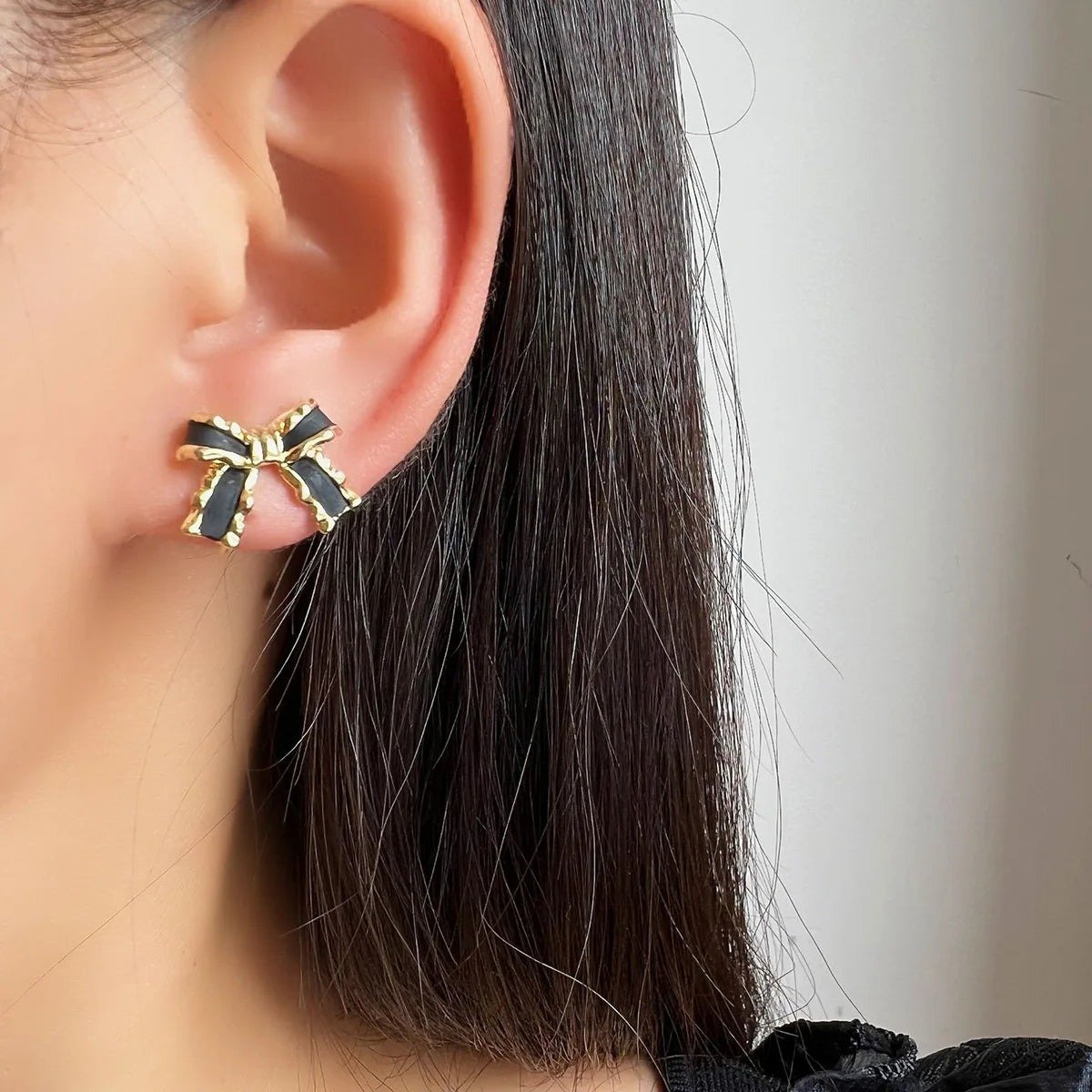 Elegant French Bowknot Black Enamel Alloy Spiral Stud & Clip On No Piercing Women's Fashion Earrings