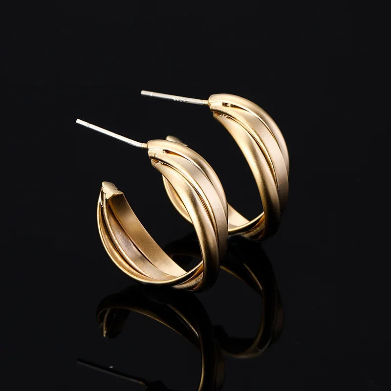 Matte Gold Alloy Spiral Hoop Elegant Vintage Stud & Clip On No Piercing Women's Fashion Earrings