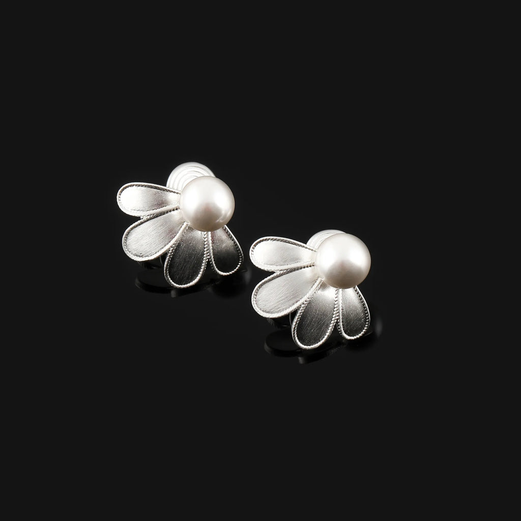 Elegant Pearl Brushed Alloy Petal Flower Stud & Clip On No Piercing Women's Fashion Earrings