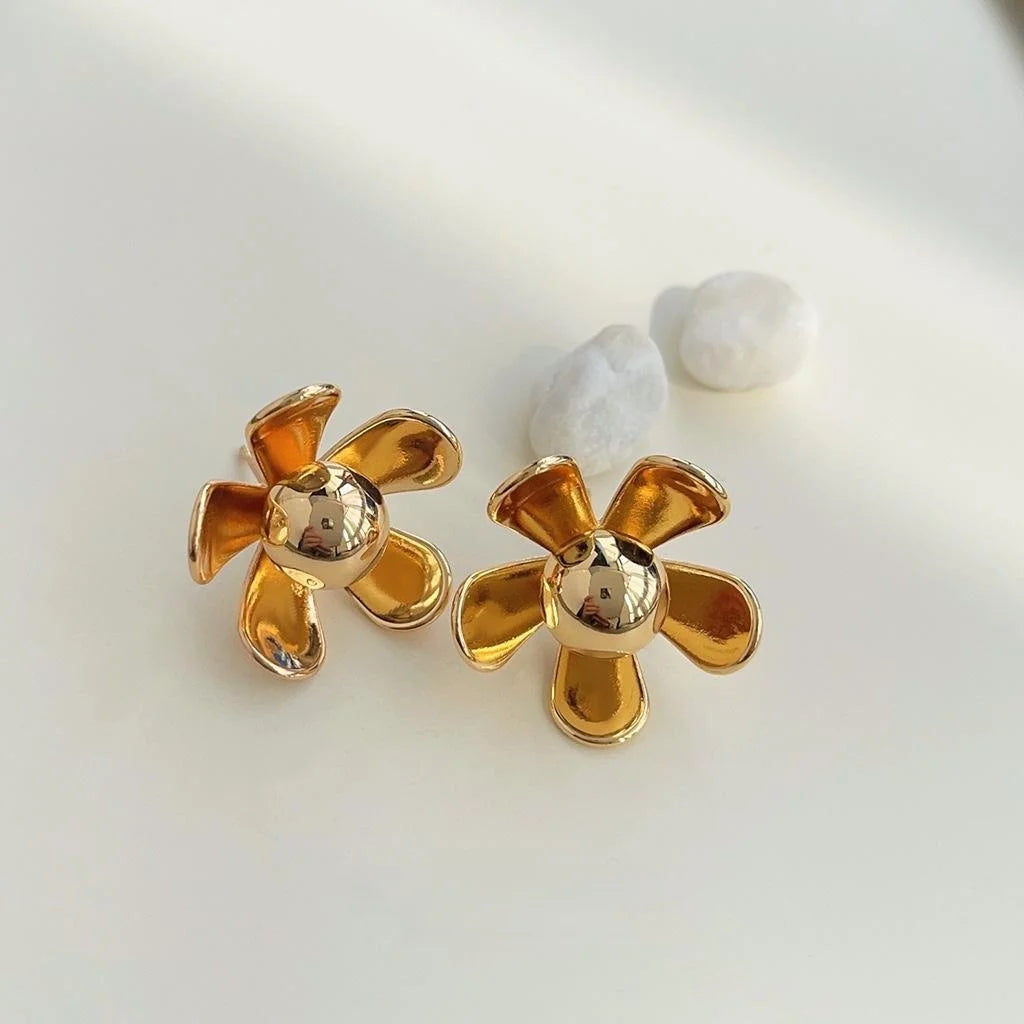 Light Luxury 18K Gold Plated Copper 3D Daisy Flower Vintage Stud Earrings For Women