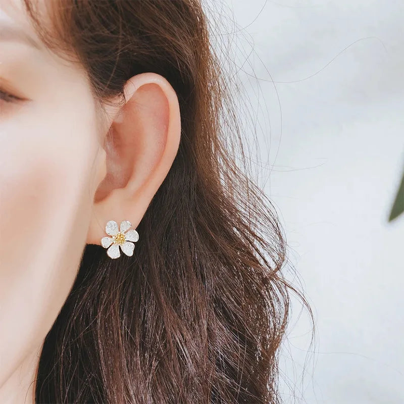 Elegant Korean White Daisy Flower Enamel Alloy Stud & Clip On No Piercing Gold Center Earrings
