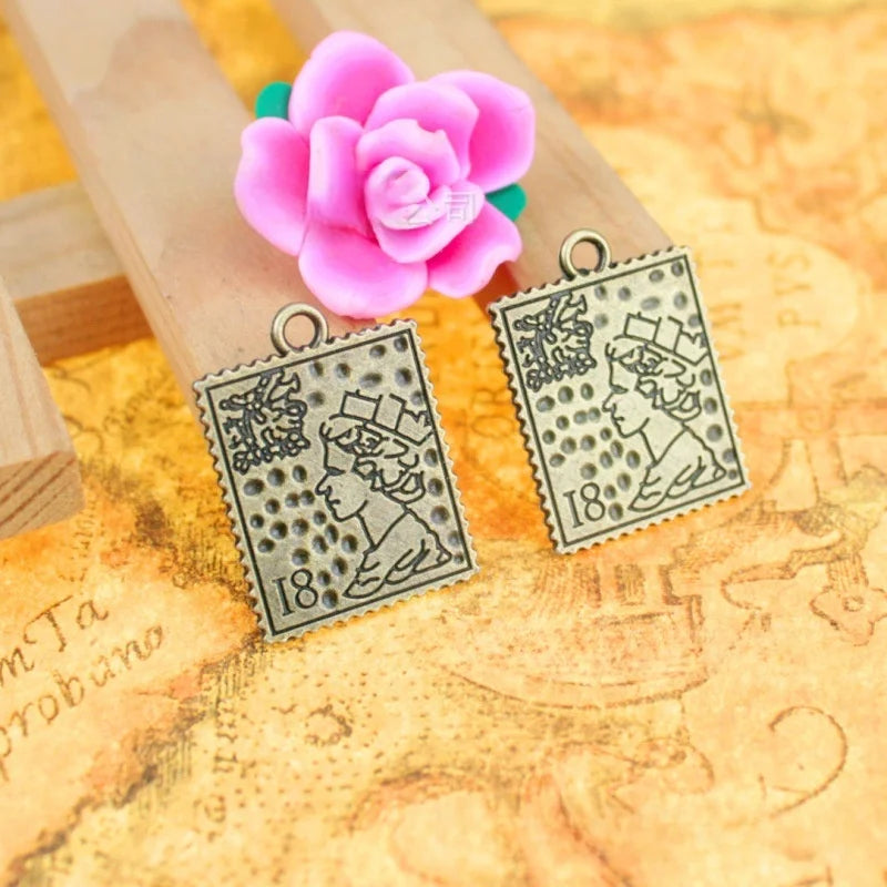 25x19MM Antique Silver Zinc Alloy Queen Stamp Charm Pendant for DIY Necklace Bracelet Jewelry Making