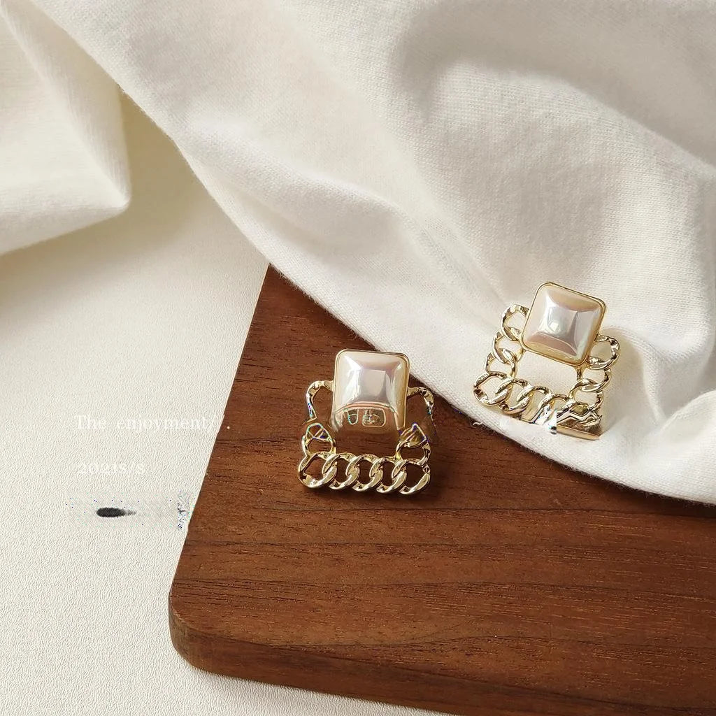 Light Luxury Vintage French Court Shell Pearl Geometric Hollow Square Stud Earrings