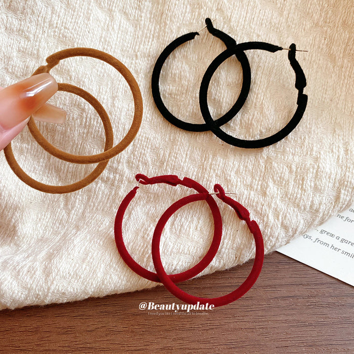 Flocked Oval Hoop Earrings In Brown And Red With Slim Profile