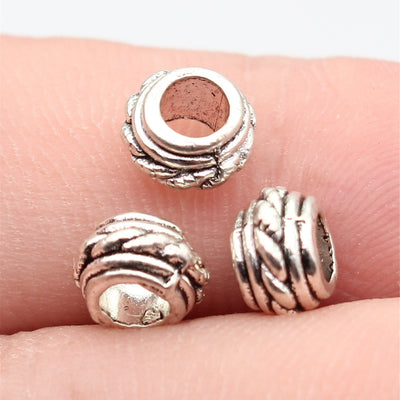 Antique Silver 螺旋纹大孔圆珠 displayed on fingertips