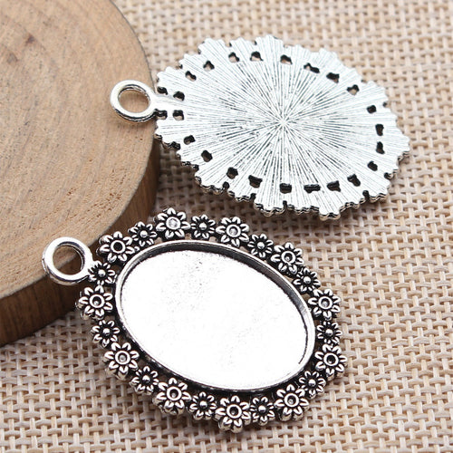 Angled display of the daisy oval cabochon tray