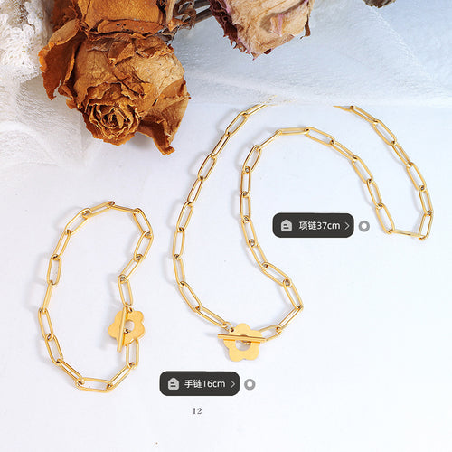 Gold necklace and bracelet flat lay with 37 cm and 16 cm labels