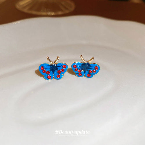 Close view of 蓝色滴油蝴蝶水晶耳钉 displayed as a pair