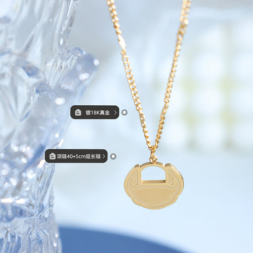 Gold lock pendant close-up with 18K plating and 40+5cm chain labels