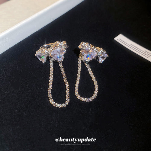 A display view of the crystal heart chain ear cuff.