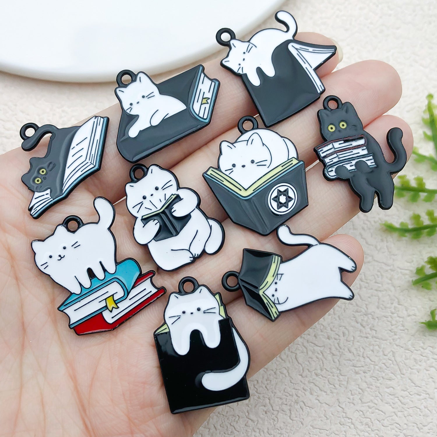 Black White Enamel Zinc Alloy Reading Cat Charm Pendant for DIY Necklace Earring Bracelet
