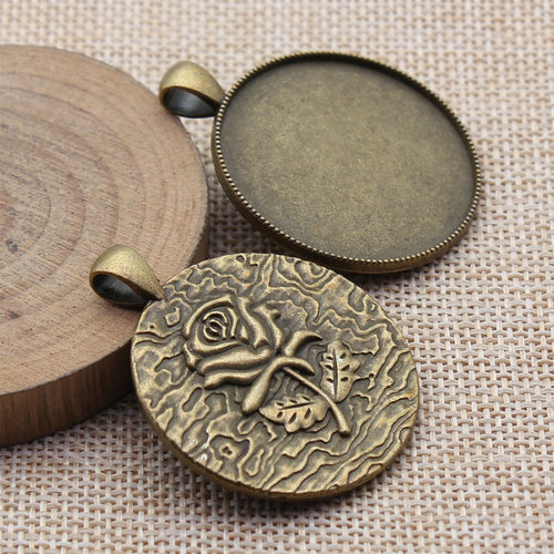 Angled display of the rose round cabochon tray