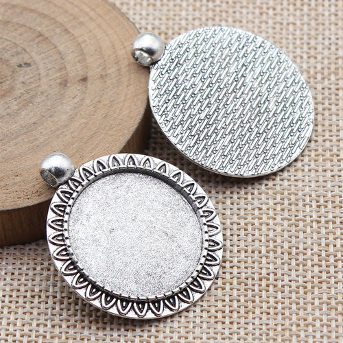 Angled display of the leaf border round cabochon tray