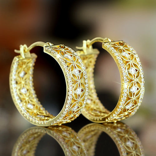 Alternate product view of 金色花纹圆圈耳环