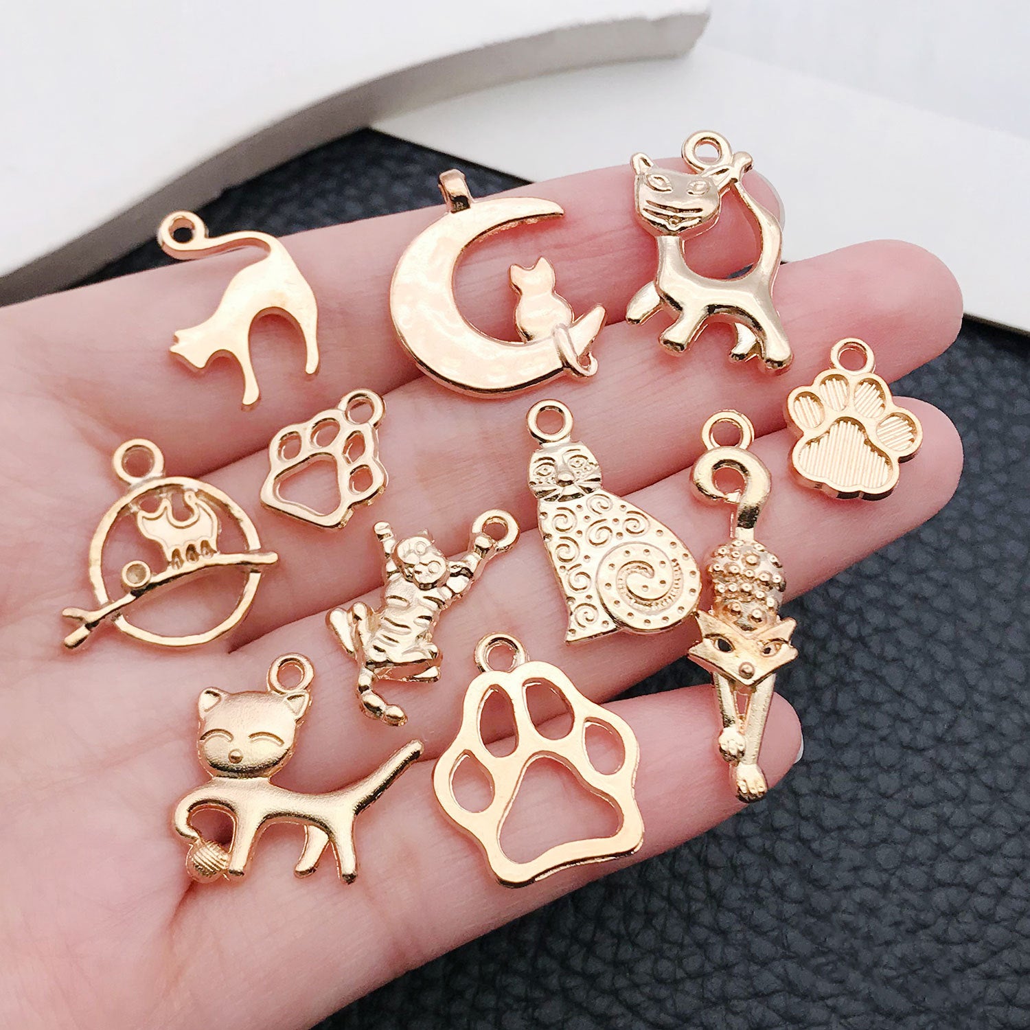 KC Gold Zinc Alloy Cat Animal Charm Pendant for Bracelets Necklaces and Earrings