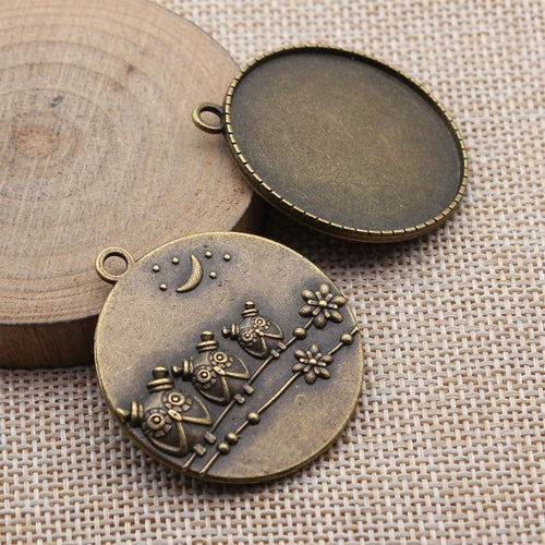 Round Crown Back Pendant Setting 35mm in Two Finishes displayed on a wood surface