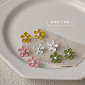 Enamel Daisy Flower Stud Earrings Pearl Center Four Colors