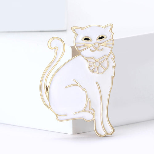 Sitting cat in a second product view